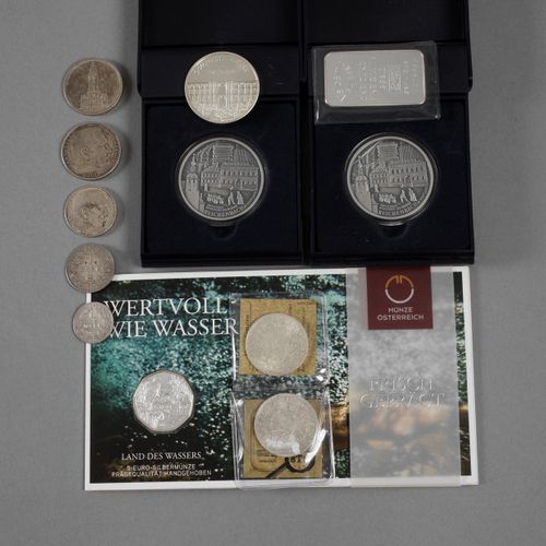 Null 
一批混合的银币和银质奖章
十二枚，其中包括两次5马克1967年G和F；一次1/2、1、2和两次5帝国马克；一枚Göltzschtalbrücke奖章&hellip;