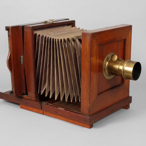 大型演播室摄像机 1900年左右，标有Hermagis Paris，序列号15949，带皮革风箱和黄铜支架，桃花心木箱，有补偿掉线的装置，保存良好，有轻微的老化&hellip;