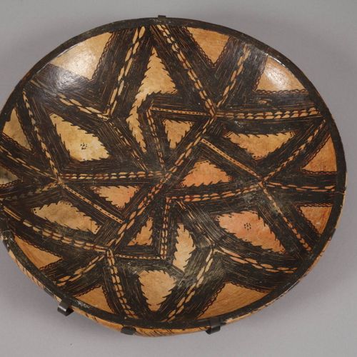 Null 
柏柏尔人的碗
摩洛哥，20世纪上半叶，典型的图案陶瓷碗，都有裂纹，长40和42.5厘米。