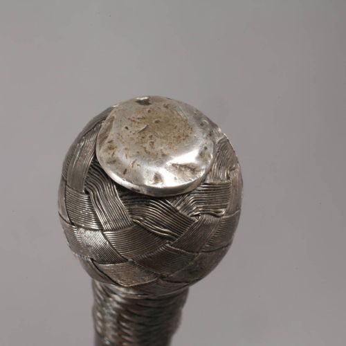 Null 
Bastone da passeggio argento
Inizio XX secolo, pomello sferico riempito, d&hellip;