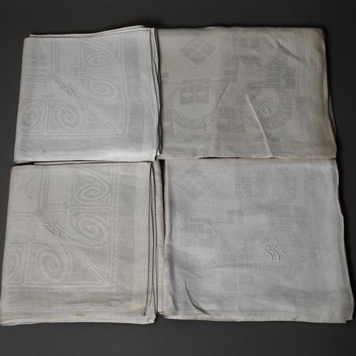 Null 
两对新艺术风格的桌布
约1915年，奶油色亚麻布大马士革，有重复的设计，分别是风格化的花环和花朵以及镜面的螺旋形图案，还有一个藤蔓网络与风格化的树木&hellip;