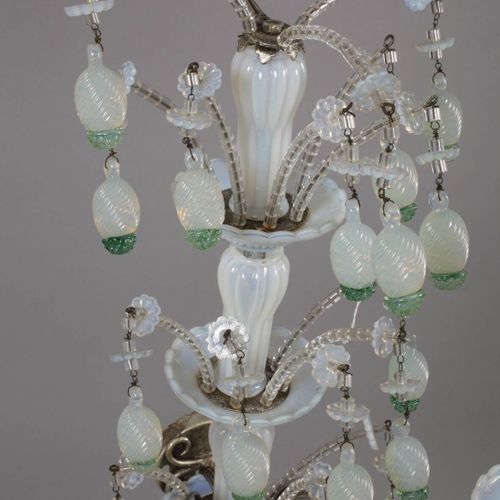 Null 
穆拉诺壁灯
20世纪，镀银柱状体，丰富的装饰有乳白色的玻璃元素，连接到它的两个S形弯曲的吊灯臂，每个都有一个灯座，装饰元素有珍珠装饰和悬挂建议的水果&hellip;