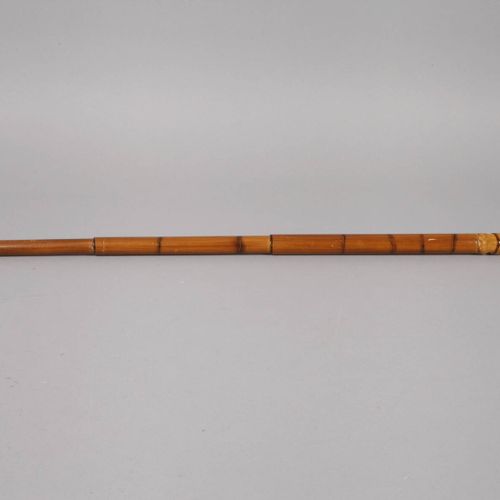 Null 
系统甘蔗
20世纪上半叶，竹子外观的手杖，斜面手柄与蛇木贴面，嵌入式灯罩与黑色织物覆盖，功能，年龄和使用的痕迹，高95厘米。