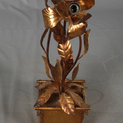 Null 
Coppia di lampade da terra 
2a metà del XX secolo, ferro battuto dorato, c&hellip;