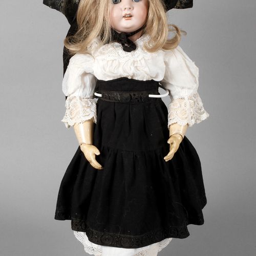Null 
Grande poupée de tête en porcelaine en costume traditionnel
Jeune fille au&hellip;