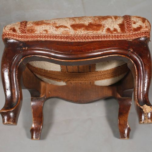 Null 
Suite Louis Philippe
1860 circa, noce massiccio, composto da tavolo da pra&hellip;