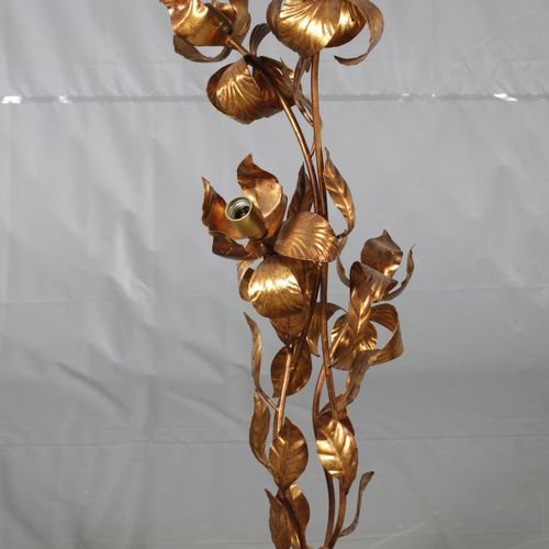 Null 
一对落地灯 
20世纪下半叶，锻铁镀金，盆栽形状的花烛台，三个火焰通电，有岁月的痕迹，每个高127厘米。