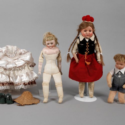 Null 
Lot de poupées et de vêtements
trois pièces, début et milieu du 20e s, Pou&hellip;