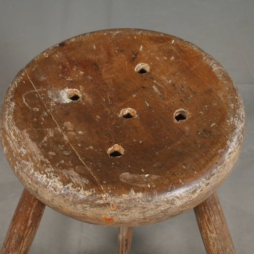 Null 
Tabouret de travail
Hêtre massif, vers 1900, assise ronde avec cinq trous &hellip;