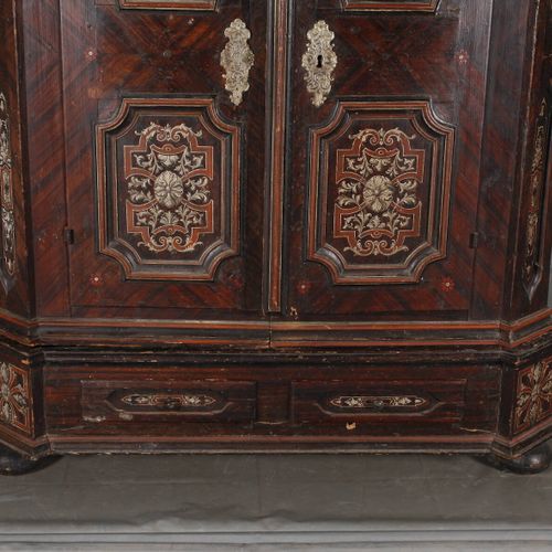 Null 
Grande armoire paysanne
probablement l'Autriche, vers 1750, en bois de con&hellip;