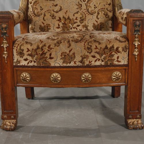 Null 
新古典主义的一套座椅 
约1910年，实心胡桃木，雕刻，部分绿漆和镀金，由两个双座沙发和三个沉重的扶手椅组成，所有部分都精心雕刻，靠背上有月桂花环，&hellip;