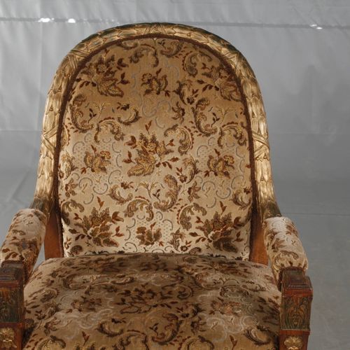 Null 
新古典主义的一套座椅 
约1910年，实心胡桃木，雕刻，部分绿漆和镀金，由两个双座沙发和三个沉重的扶手椅组成，所有部分都精心雕刻，靠背上有月桂花环，&hellip;