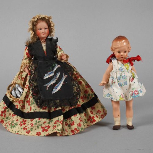 Null 
Deux poupées de maison de poupée
Vendeuse de poisson et jeune fille, année&hellip;