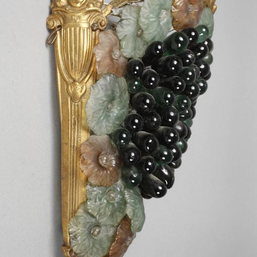 Null 
法国壁灯
约1900年，镀金的镂空青铜外壳上有仿古的装饰，正面由缎面模制玻璃元素覆盖，设计成藤蔓状，略有岁月痕迹，可以使用，高30厘米。