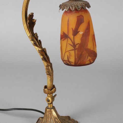 Null 
Daum Nancy Lampe de table décor tabac
vers 1900, marque en relief avec cro&hellip;