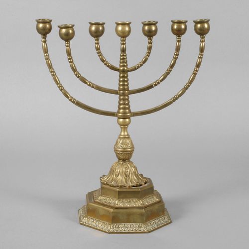 Null 
犹太教灯塔烛台
约1890年，青铜铸造，用螺丝固定在几个部分，装饰有棕榈树，可移动的烛台臂，水嘴有使用的痕迹，就年龄而言状况良好，高40厘米。