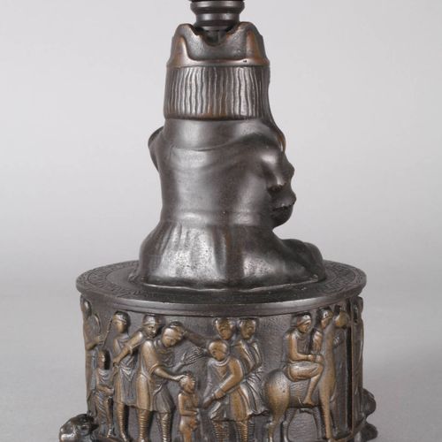 Null 
Lampe de table en bronze
20e siècle, bronze coulé et patiné foncé, pied ro&hellip;