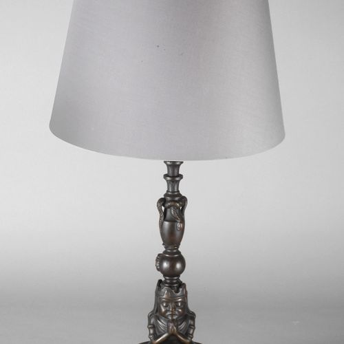 Null 
Lampe de table en bronze
20e siècle, bronze coulé et patiné foncé, pied ro&hellip;