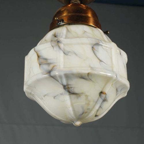 Null 
吸顶灯
约1920年，标记为Stellax，铜板上有凿刻和抛光，细长的中央栏杆，中央悬挂着大理石外观的灯罩，另外四个燃烧点有球形灯罩，状况良好，高约&hellip;