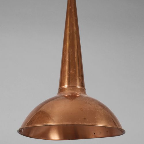 Null 
吊灯铜
20世纪上半叶，铜板凿刻，锥形灯罩，单火通电，岁月痕迹很小，高约45厘米，长20厘米。