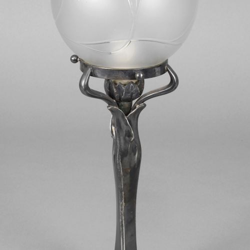 Null 
Lampe de table Art Nouveau Moritz Hacker
vers 1900, étain argenté, estampi&hellip;