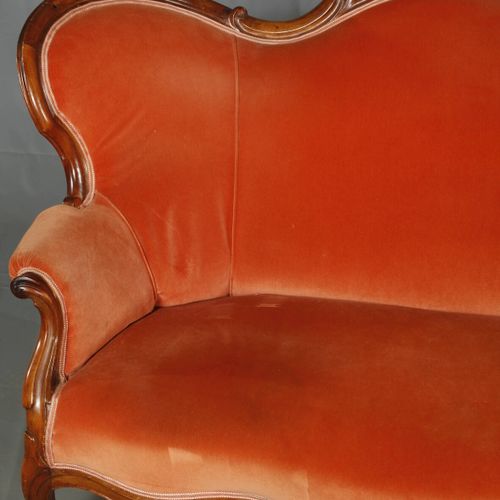 Null 
路易-菲利普沙发 
实木胡桃木，1860年左右，舒适的双座，强烈弯曲的高背，更新的鲑鱼色天鹅绒软垫，稳定的状态，有正常的年龄和使用痕迹，尺寸109 &hellip;