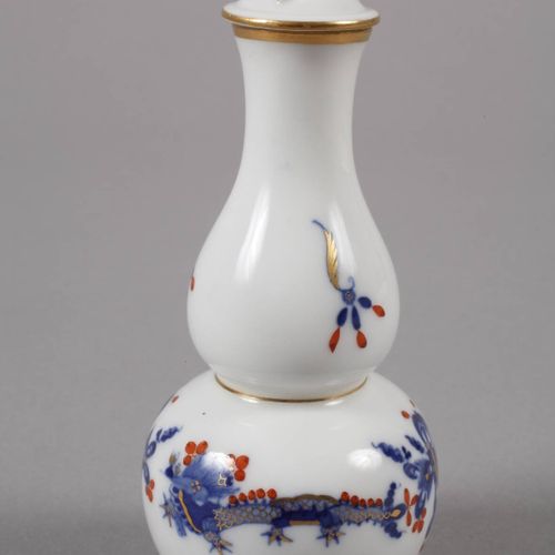 Null 
迈森小酒瓶 "富龙，蓝"。
蓝色鞍座剑标1860-1924，第一选择，刻有型号W52 04以及浮雕数字87，葫芦的形状是卡拉巴什，有玫瑰色的鞍座塞，&hellip;