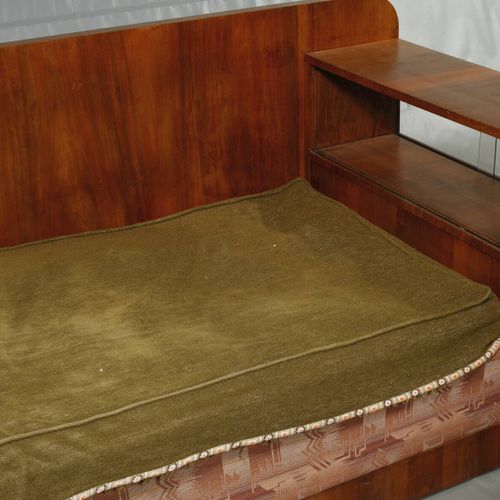 Null 
装饰艺术沙发床
法国，1930年代，胡桃木饰面，四部分可拆卸的主体，左边是大鼓柜，右边是带滑动玻璃门的书柜，弹簧床垫有松散的附加顶垫，木材在良好的未&hellip;