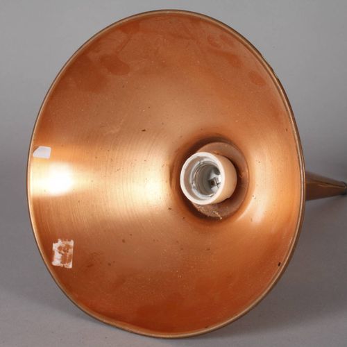 Null 
吊灯铜
20世纪上半叶，铜板凿刻，锥形灯罩，单火通电，岁月痕迹很小，高约45厘米，长20厘米。