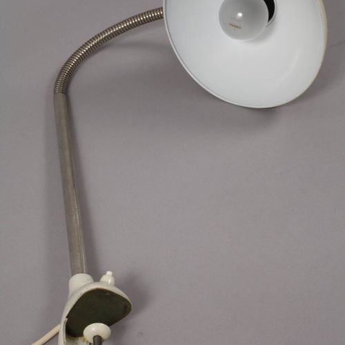 Null 
夹子灯Kaiser idell
1930年代，有标记，奶油色金属支架，带轮子螺丝，铬制天鹅颈和钟形灯罩，单火通电，有老化和磨损痕迹，高约60厘米。