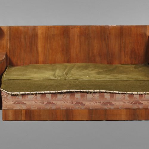 Null 
装饰艺术沙发床
法国，1930年代，胡桃木饰面，四部分可拆卸的主体，左边是大鼓柜，右边是带滑动玻璃门的书柜，弹簧床垫有松散的附加顶垫，木材在良好的未&hellip;
