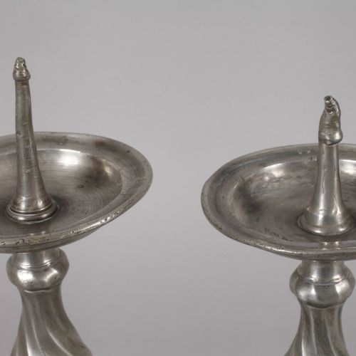 Null 
Paire de chandeliers d'autel en étain
18e/19e siècle, non poinçonné, étain&hellip;