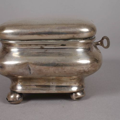 Null 
银制比德梅尔糖碗
19世纪中叶，印有 "12 Loth : Silber"，未知的主标记K & P在一个正方形中，底部刻有 "Charlotte C&hellip;
