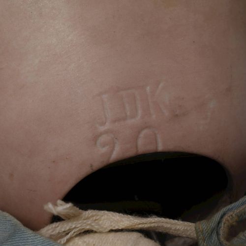 Null 
Kestner大瓷头娃娃
1910年左右的字符婴儿，标记为J.D.K。20，双色瓷曲柄全头，张嘴，底部有两颗牙齿，下巴上有酒窝，棕色的睡眼，绘有睫毛&hellip;
