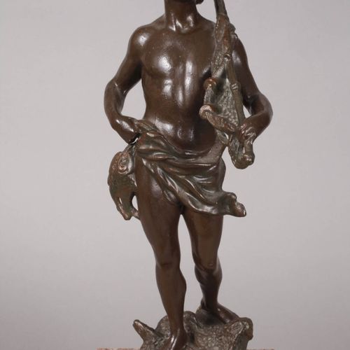 Null 
Pendule à personnages
France, vers 1920, figure de jeune pêcheur en métal &hellip;