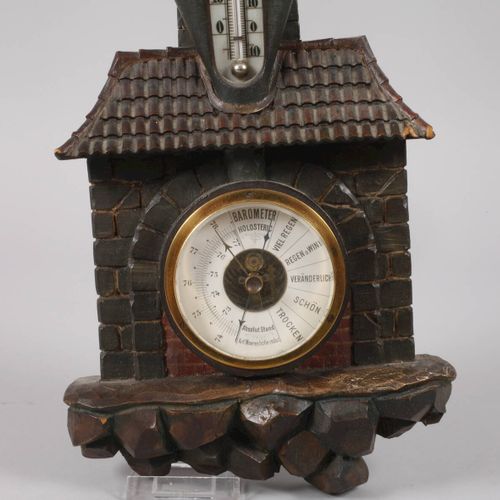 Null 
Geschnitztes Wandbarometer 
um 1910, Nussbaum beschnitzt und dunkel gefass&hellip;