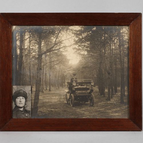 Null 
摄影 梅赛德斯-奔驰
1900年左右，溴化银版画，画的是自然界中的奔驰车，有司机的肖像，可能是梅赛德斯-耶利内克，状况良好，在框架的玻璃后面，肖像有&hellip;