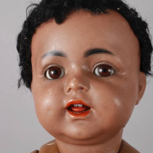 Null 
Muñeca con cabeza de porcelana Kämmer & Reinhardt 
Bebé de carácter marrón&hellip;