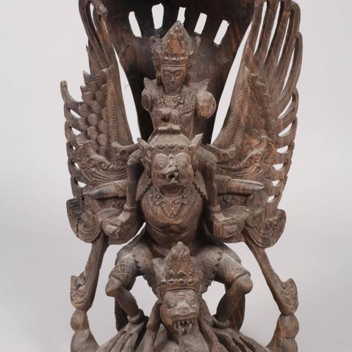 Null 
人物雕刻 
可能是巴厘岛，20世纪，深色的热带木材，优质的雕刻，部分精雕细琢，描绘的是毗湿奴在他的坐骑迦楼罗上，实质上有轻微的损失，高约40厘米。