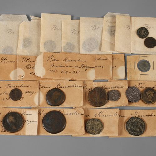 Null 
Lot de monnaies romaines
28 pièces, dont follis de Maximianus 305-311 av. &hellip;