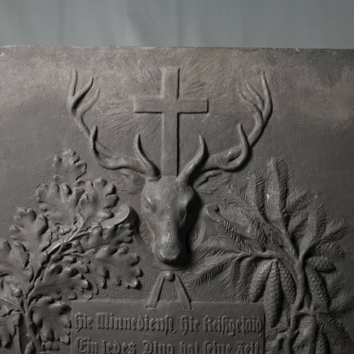 Null 
铸铁狩猎墙板
日期为1913年，装饰有Hubertus雄鹿、橡树叶和冷杉树枝以及狩猎袋、步枪和狩猎角，中央有格言，有腐蚀的痕迹，尺寸为86 x 63&hellip;