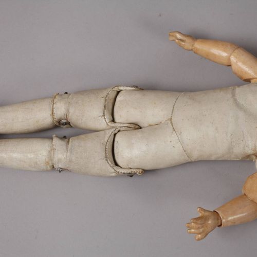 Null 
Trois petites poupées de caractère
Début du 20e siècle, Bébé en robe de ba&hellip;