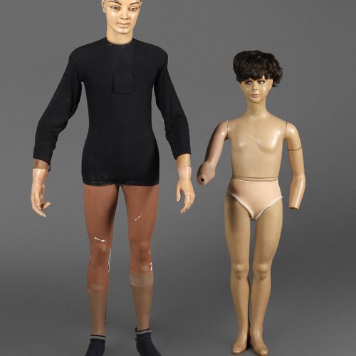 Null 
两个人体模型
20世纪中期，无标记，大量的和木头雕刻的，彩色的，全身的娃娃，一个年轻的女孩有插入的玻璃眼睛和睫毛修饰以及假发，另外年轻的男孩有纺织物&hellip;