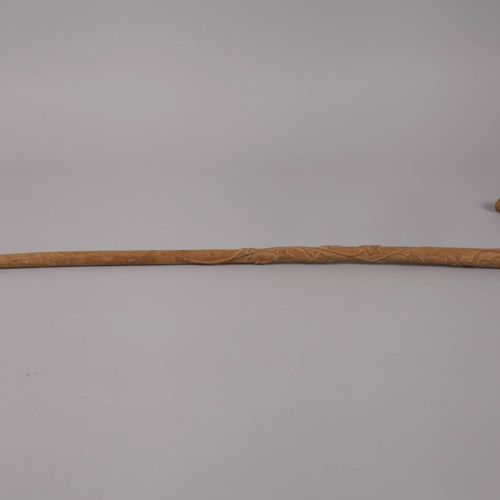 Null 
手杖凡尔登
第一次世界大战，可能是战壕工作，硬木雕刻的手杖，圆钩的两端各有一片橡树叶，在纬线上有 "Vor Verdun"，首字母GE和一个铁十字的&hellip;