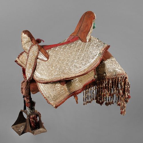 Null 
大马士革北非
20世纪，木制马鞍树上覆盖着皮革，纺织物盖和带金属编织的马鞍布，布的下面也覆盖着皮革，锻铁的马镫，长70厘米。