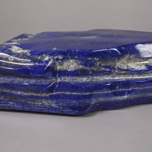 Null 
青金石
大型抛光青金石块，颜色浓郁的蓝色，有典型的黄铁矿和白色方解石内含物，一个角有轻微的碰撞，尺寸约为11 x 37 x 17厘米，重量约为12,&hellip;