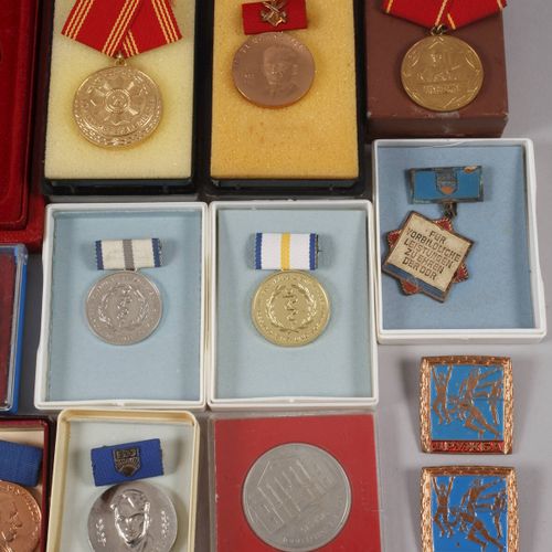 Null 
一批混合的民主德国奖章
19件，其中包括二等劳动旗帜；银色和金色的卫生服务成就奖章；铜色的裴斯泰洛齐奖章；FDJ-阿瑟-贝克尔银色奖章；在警察部门忠&hellip;
