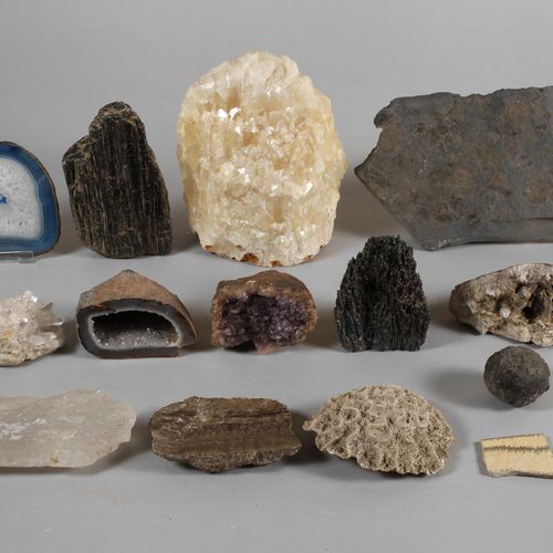 Null 
Collezione di rocce e minerali 
circa 800 pezzi, principalmente rocce, ma &hellip;