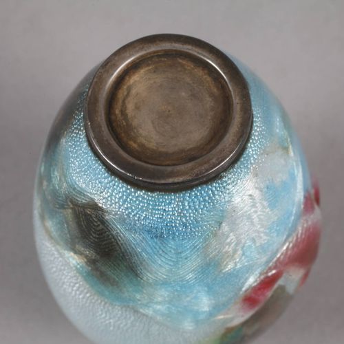 Null 
银色小珐琅花瓶
约1900年，银质的微型主体，经过测试，壁上装饰有半透明的珐琅，在扭索状的地面上显示了一个厚厚的珐琅锦鲤的海景，一个小的制造缺陷，其&hellip;
