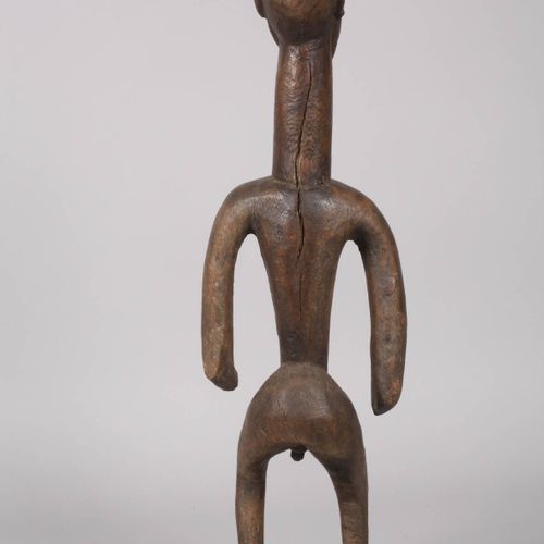 Null 
莫西族的祖先形象
布基纳法索，20世纪，硬木雕刻和深色油漆，男性祖先的站立形象，膝盖略微弯曲，装饰有冠状的头饰，在圆形底座和后来的平木基座上，失去实&hellip;